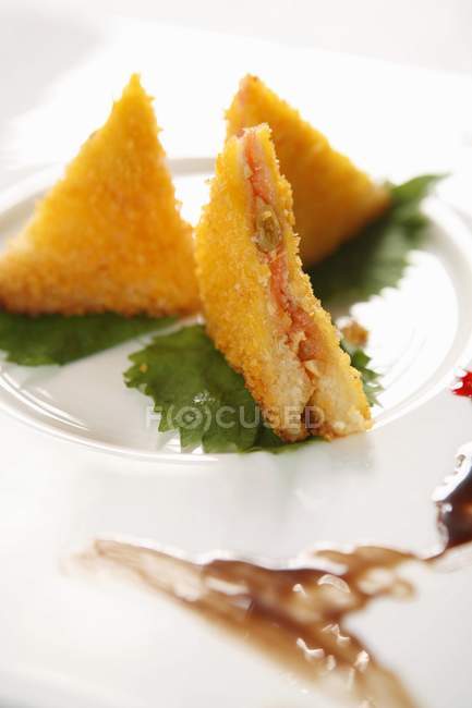 Gâteau aux pommes de terre sur assiette et sur table — Photo de stock