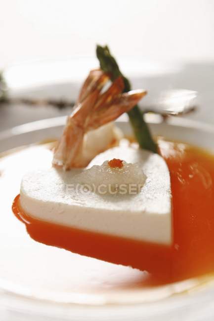 Vista de primer plano del queso tofu con caviar, espárragos y gambas en salsa - foto de stock