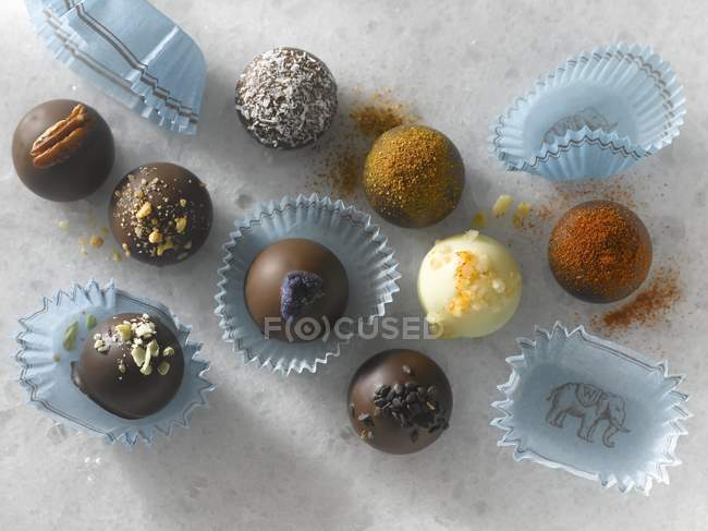 Nueve trufas de chocolate gourmet - foto de stock
