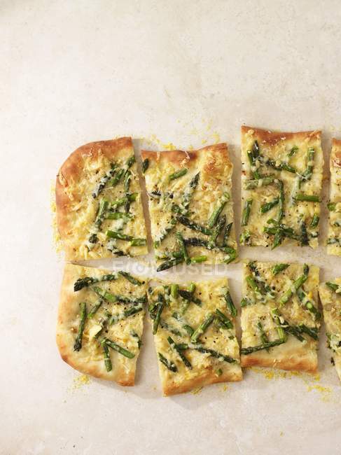 Pizza agli asparagi tagliata a fette — Foto stock