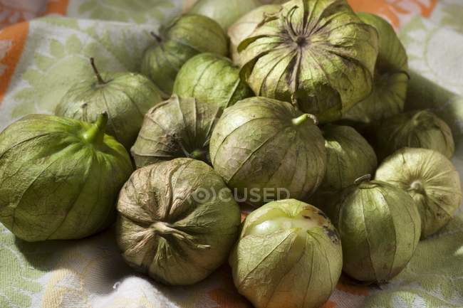Nombreux Tomatillos frais posés sur une serviette textile — Photo de stock