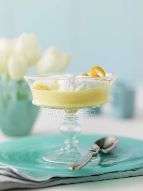 Pudim de baunilha com merengue — Fotografia de Stock