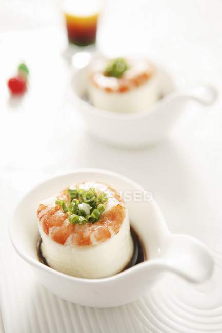 Tofu de camarones en platillos pequeños en superficie blanca - foto de stock