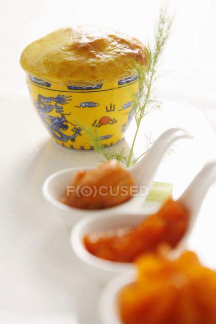 Sopa de pollo crujiente - foto de stock