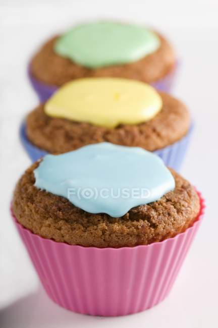 Кексы с разноцветной глазурью — стоковое фото