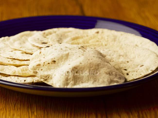 Chapatis on black plate — Stock Photo