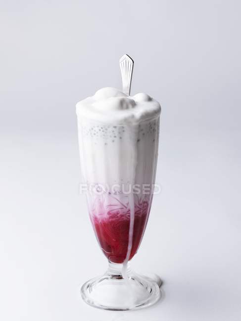 Фалуда - Напиток из розового сиропа, вермичелли, тапиоки, молока в стакане — стоковое фото