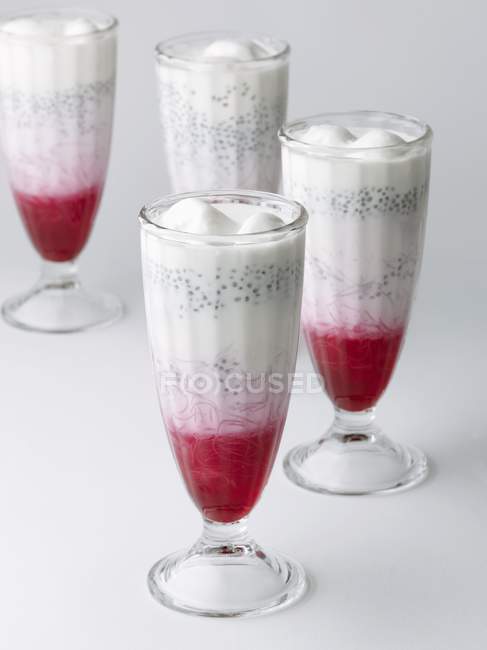 Крупный план напитков Фалуда с розовым сиропом, вермичелли, тапиокой и молоком — стоковое фото