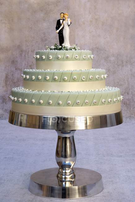 Трехъярусный свадебный торт — стоковое фото