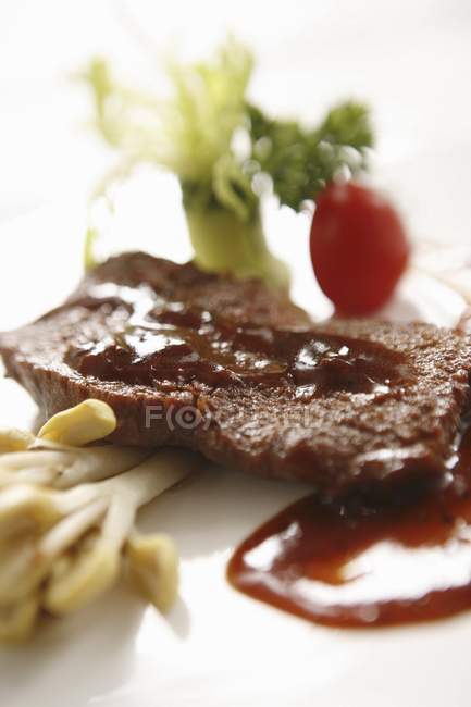 Gebratenes Rindfleisch mit Gemüse — Stockfoto