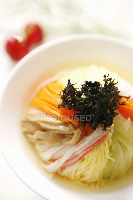 Verduras coloreadas en tazón blanco - foto de stock