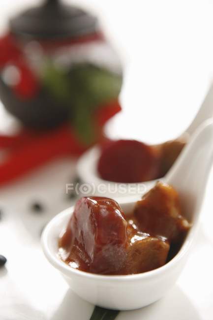 Morceau de canard rôti avec sauce — Photo de stock