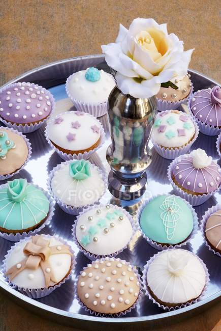 Cupcakes in silver dish — Stock Photo