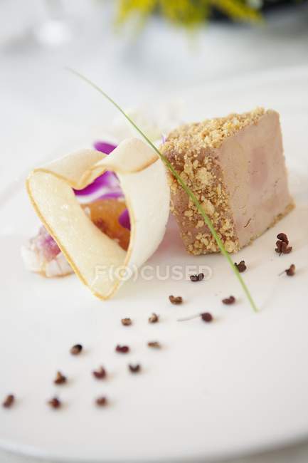 Foie gras en plato - foto de stock