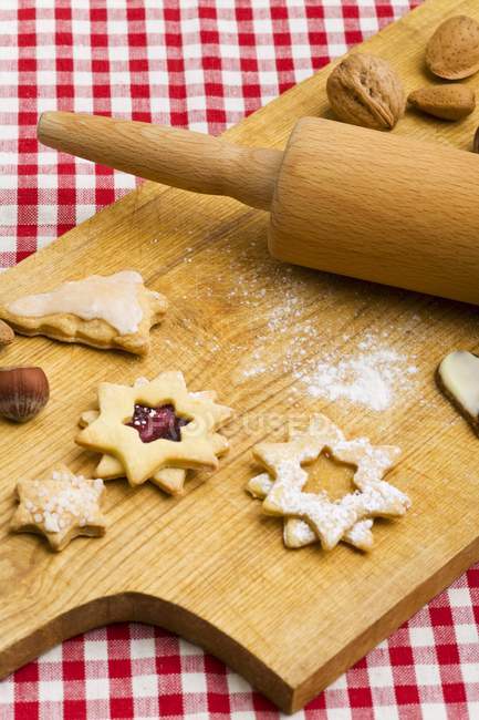 Nahaufnahme von verschiedenen Keksen auf Holzbrett — Stockfoto