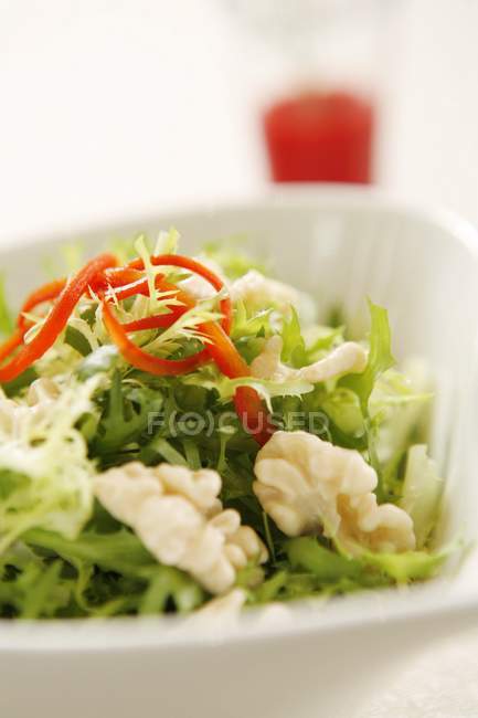 Noix mélangées avec des légumes — Photo de stock