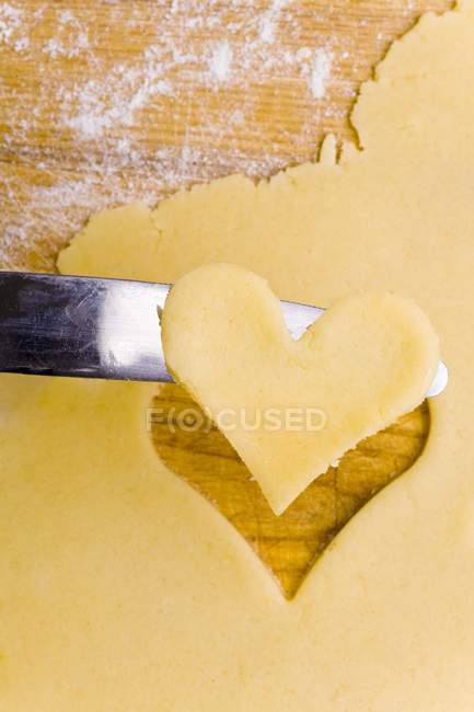 Biscuit en forme de coeur sur couteau — Photo de stock