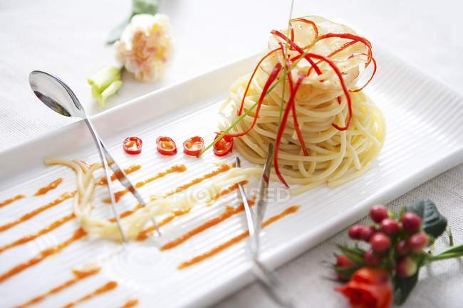Spaghetti with sauce and peppers — Stock Photo