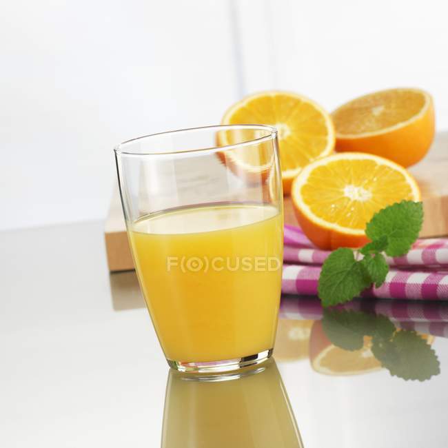 Vaso de zumo de naranja - foto de stock