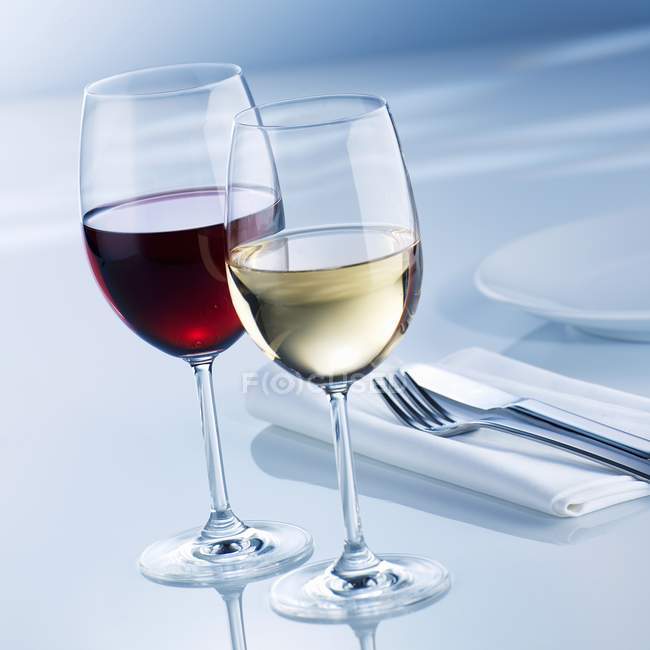 Glasses of red and white wine on table — Stock Photo