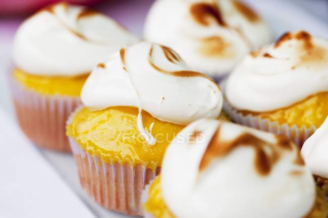 Zitronen-Cupcakes garniert mit Baiser — Stockfoto