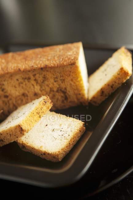 Pane tostato parzialmente affettato — Foto stock