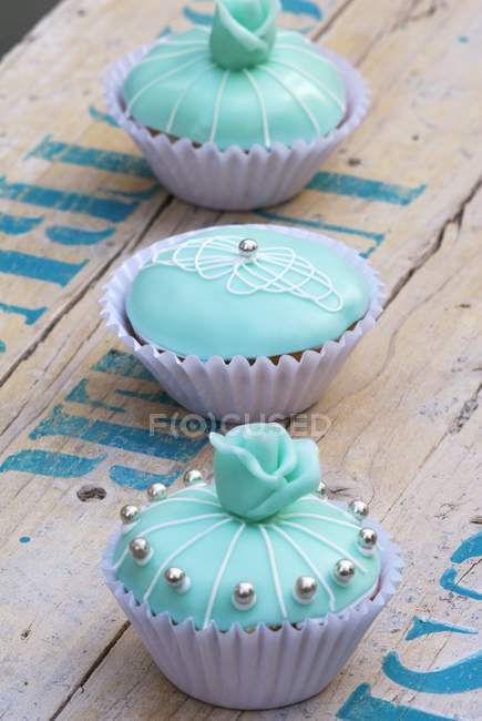 Trois cupcakes turquoise — Photo de stock