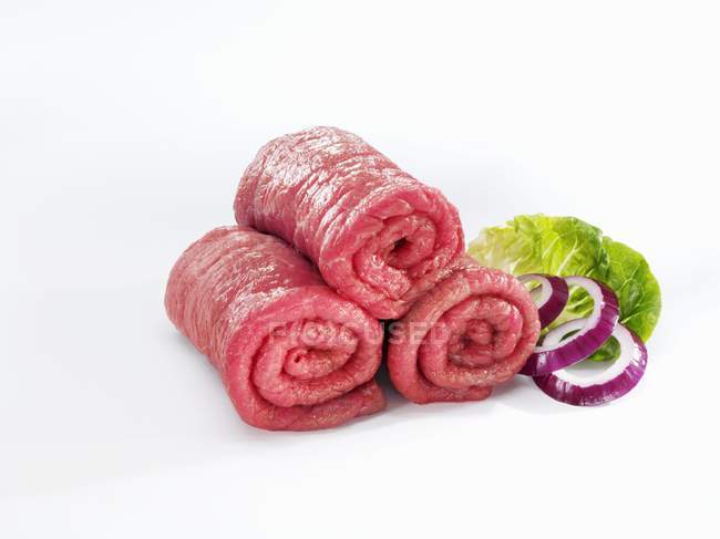 Carne crua para roladas com anéis de cebola — Fotografia de Stock