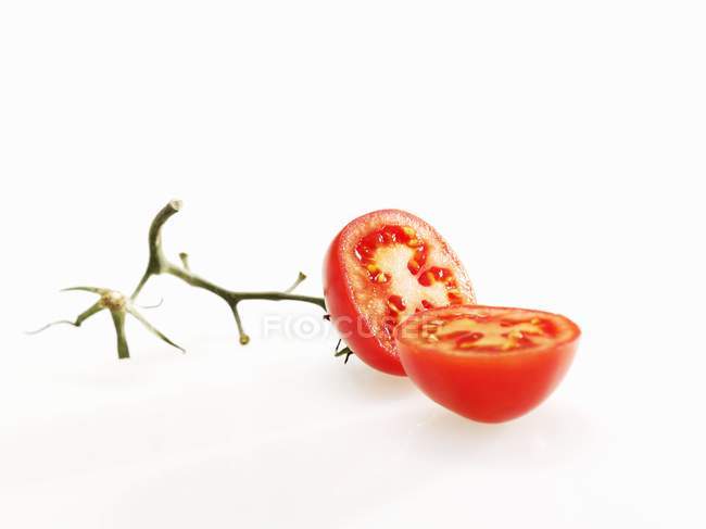 Halbierte Tomate mit Stiel — Stockfoto