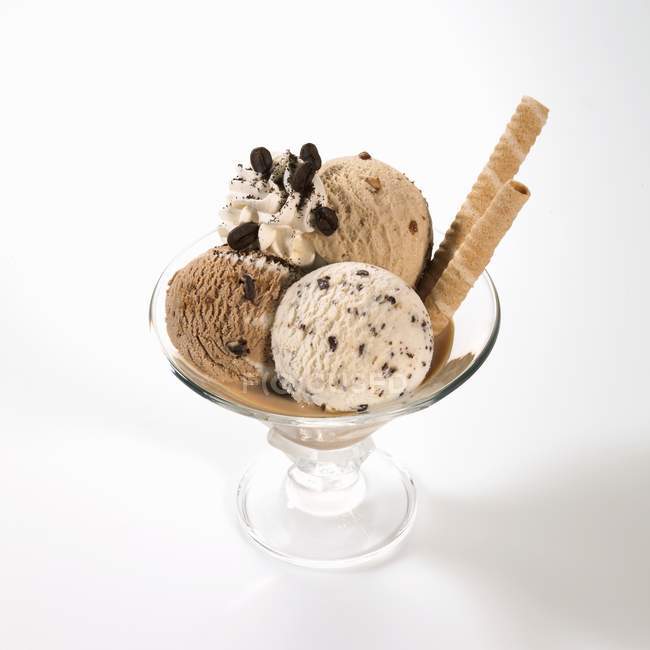 Vista de primer plano de moca, stracciatella y azúcar glaseado de nueces Postre de helado - foto de stock