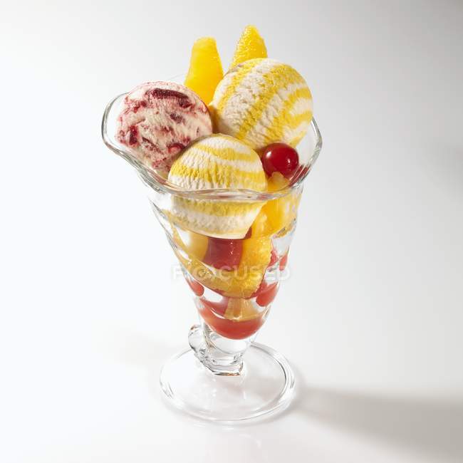 Персиковый и вишнёвый мороженое с мороженым — стоковое фото