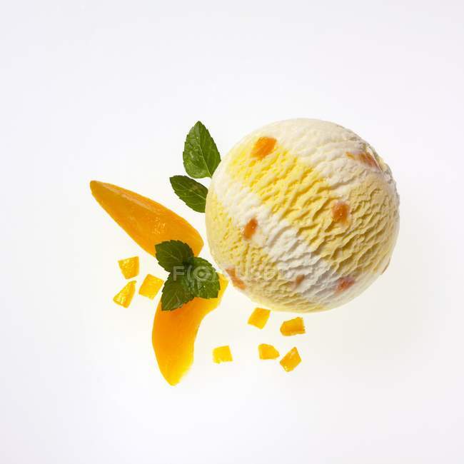 Cucharada de helado de albaricoque y yogur - foto de stock
