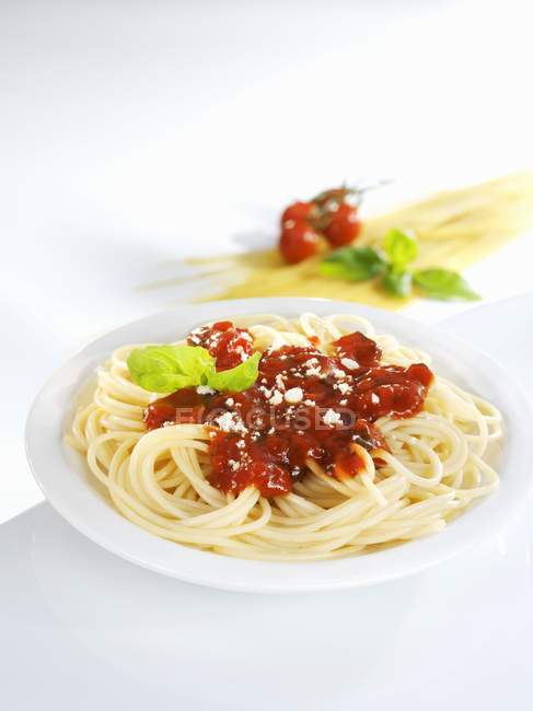 Spaghetti with tomato sauce and basil — Stock Photo