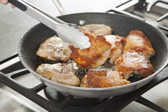 Browning pollo in padella — Foto stock