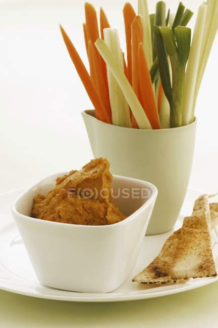 Bâtonnets de légumes avec trempette aux carottes — Photo de stock