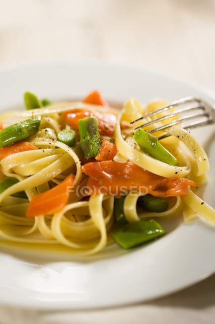 Pasta di salmone e asparagi — Foto stock