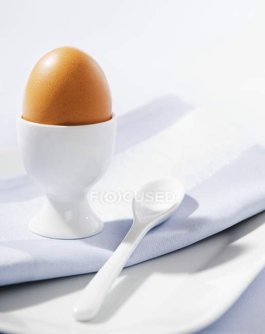 Варене яйце в яєчній чашці — стокове фото