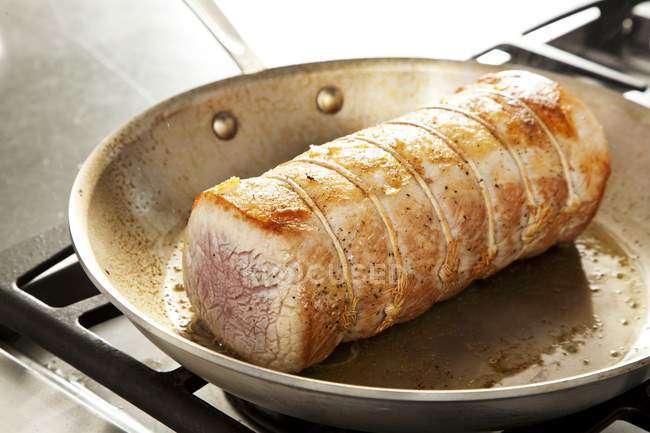 Свиняча корейка Браунінг у сковороді — стокове фото