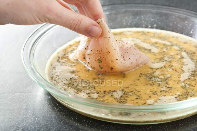 Рука людини Курка в яйці — стокове фото