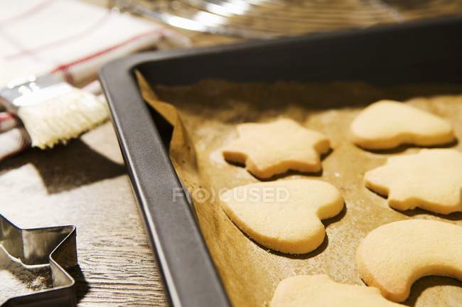 Biscuits on baking tray — Stock Photo