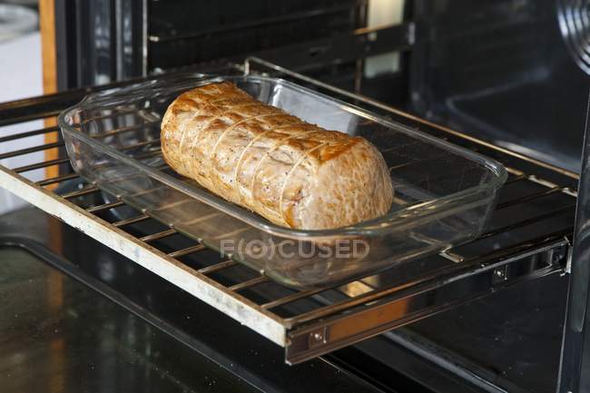 Застекленная свиная лоза на сковороде — стоковое фото