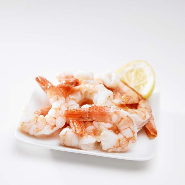 Cooked peeled Shrimps with Lemon — Stock Photo