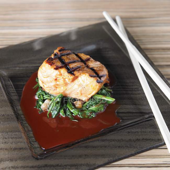 Filet de saumon grillé avec légumes verts — Photo de stock