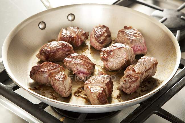 Pedaços Browning de carne de bovino — Fotografia de Stock