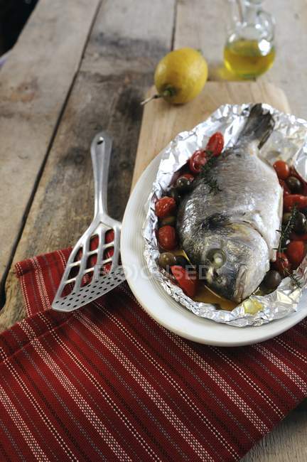 Roasted porgy fish wrapped in foil — Stock Photo