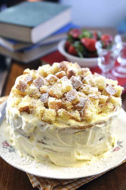 Vue rapprochée de tarte Mimosa avec crème et cubes de pain sur assiette — Photo de stock
