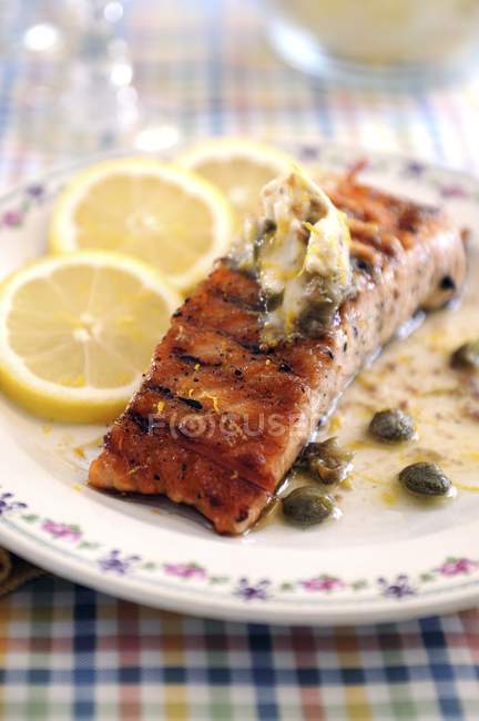 Filé de salmão frito com anchovas — Fotografia de Stock