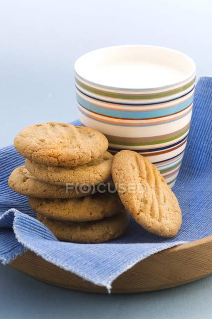 Peanut biscuits on tray — Stock Photo