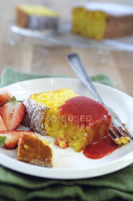 Rebanada de pastel de arroz con fresas - foto de stock