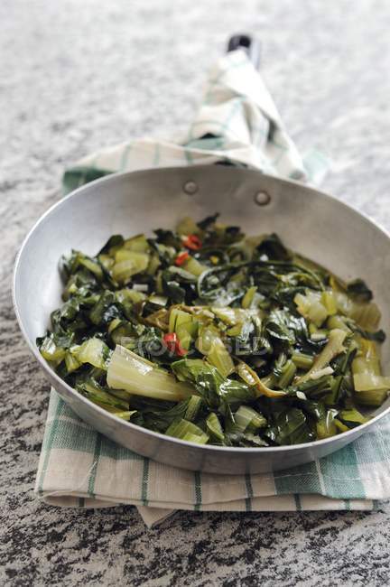 Nahaufnahme von getrocknetem Chicorée-Gemüse mit Chili und Knoblauch — Stockfoto